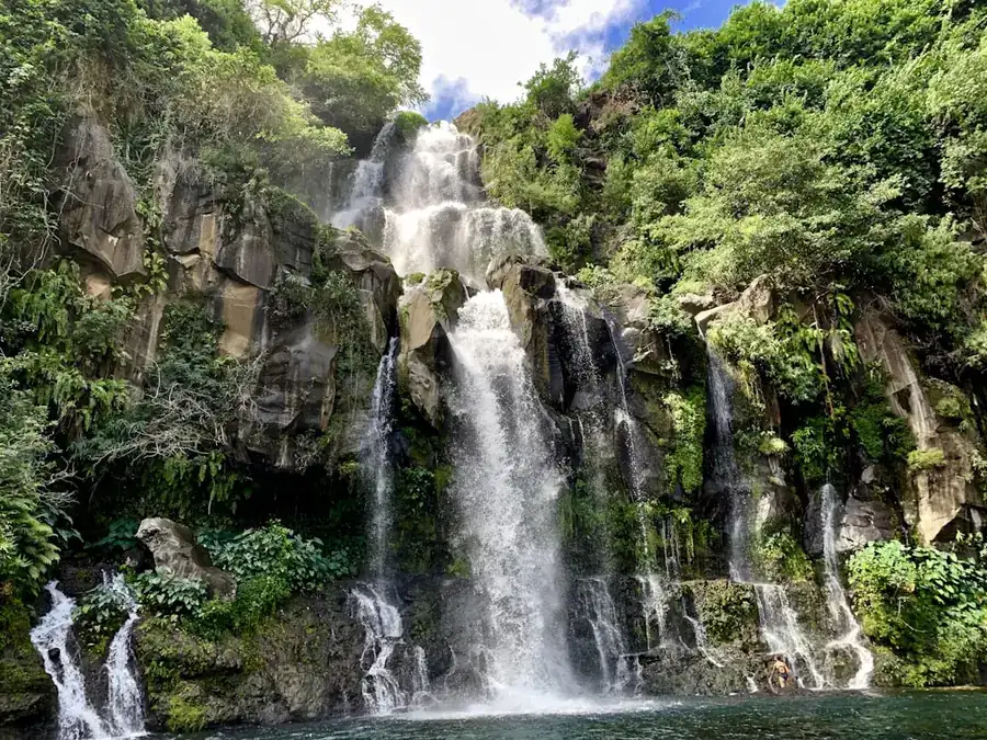 Vasque d’eau claire au fond d’une ravine boisée de l’Est